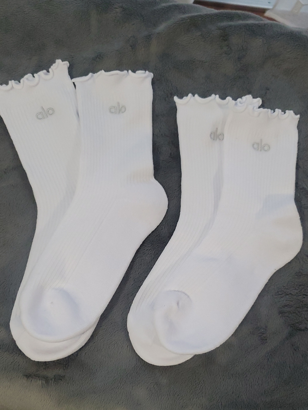 ALO Yoga White Ribbed Ankle Socks with Lettuce Edge Trim